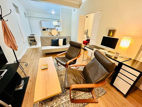 2nd image of 2032 N Winchester Ave #1F