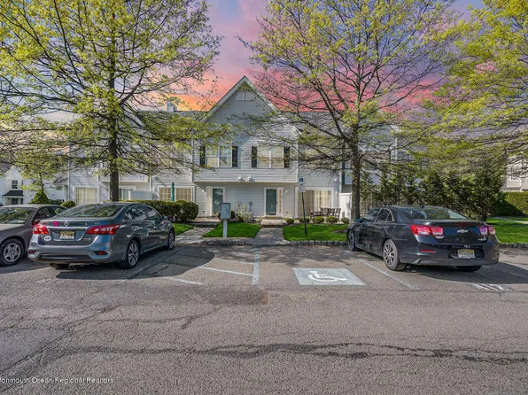 60 Phoenix Ct, Tinton Falls, NJ 07712