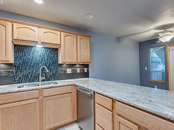 765 SE 8th Ave — Photo 8