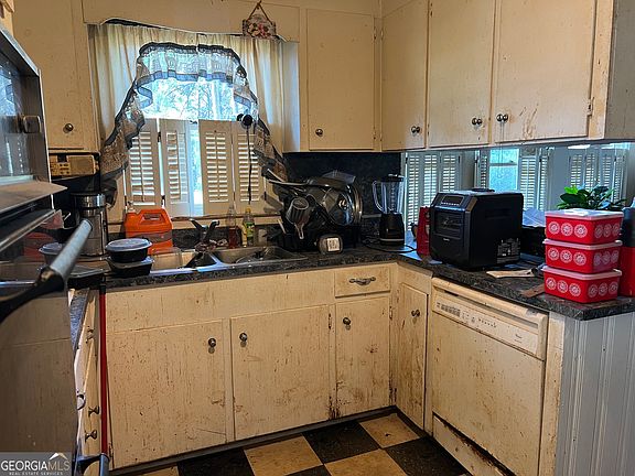 2nd image of 2425 Maple Rd SE