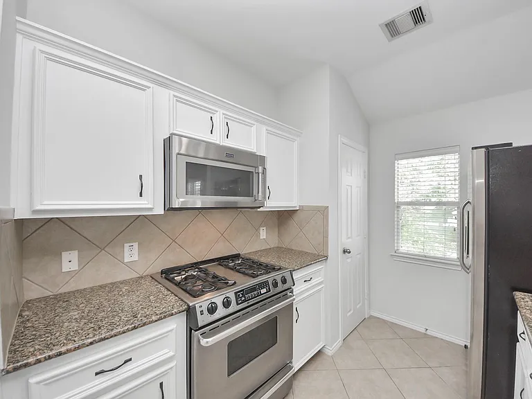 943 W Heights Hollow Ln — Photo 16