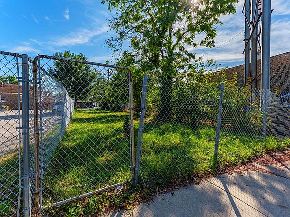 3rd image of 2711 W 59th St