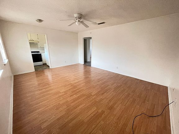 2nd image of 101 E Cardinal Ln APT 1