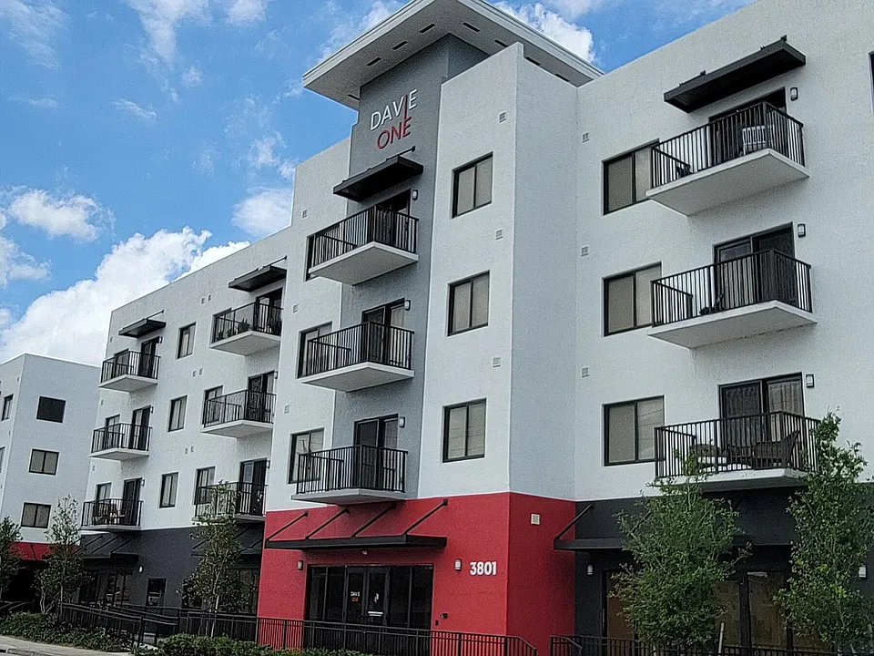3801 Davie Blvd #220