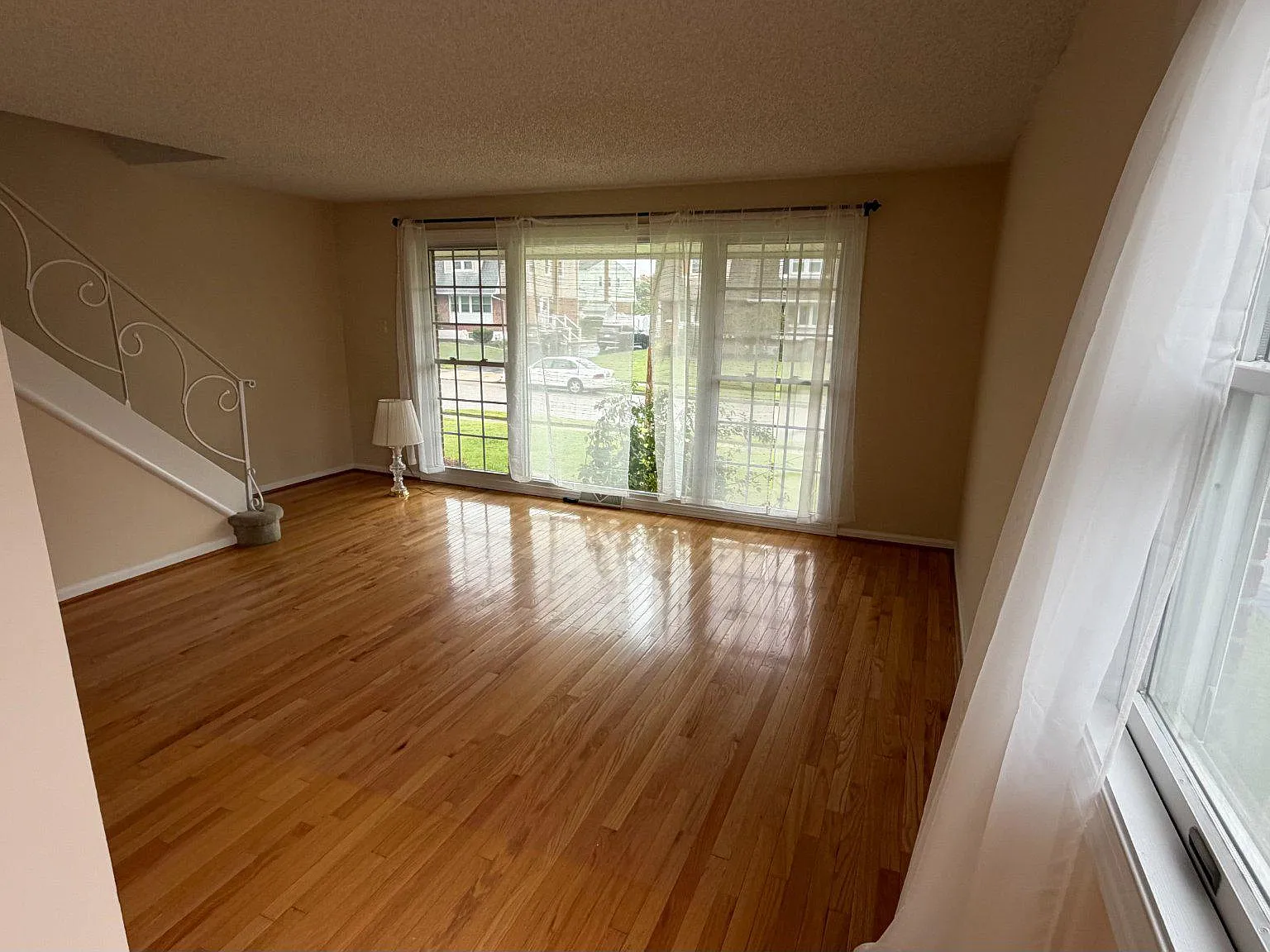 3 bed, 1.5 bath, 1726 sqft, $2,900 — Photo 3