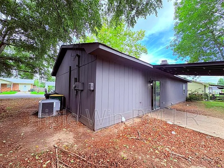 220 Randall Dr — Photo 8