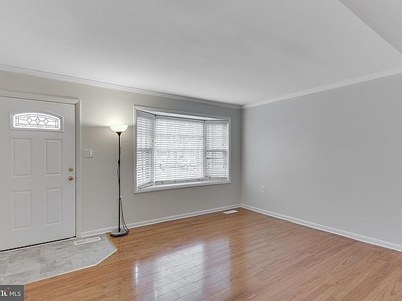 5th image of 14622 Earlham Ct