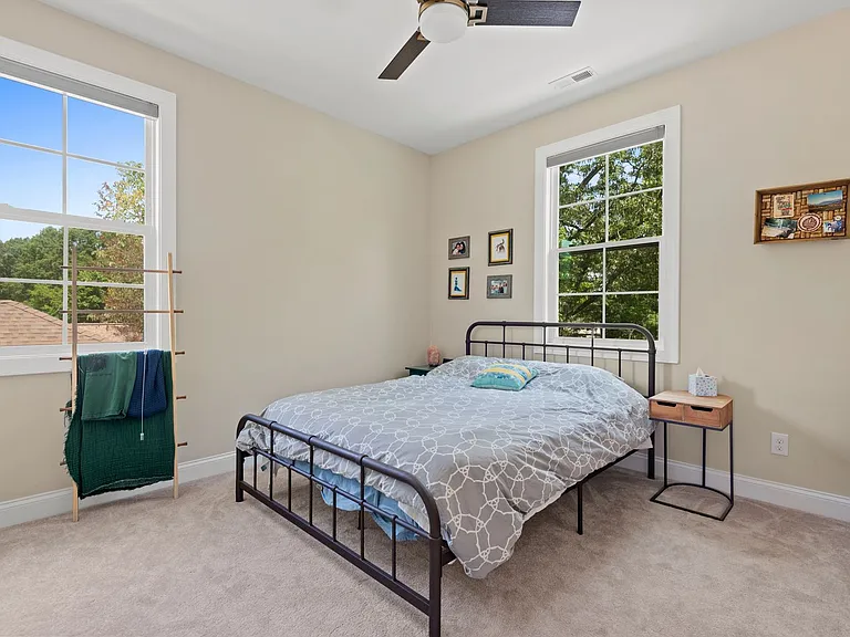 910 Elizabeth St — Photo 17