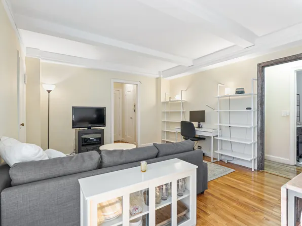 333 East 43rd Street image 3 of 12