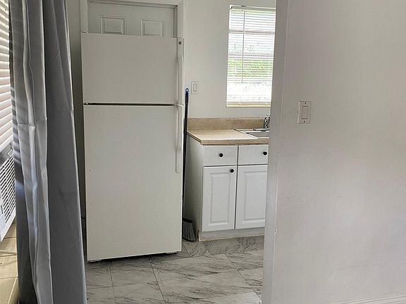 3rd image of 622 NW 21st Ter #4
