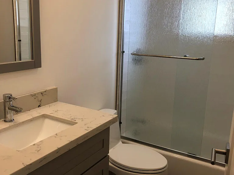 Full Bath w/enclosed shower