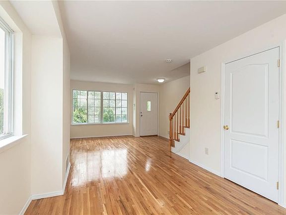 4th image of 15 Greenway Ave