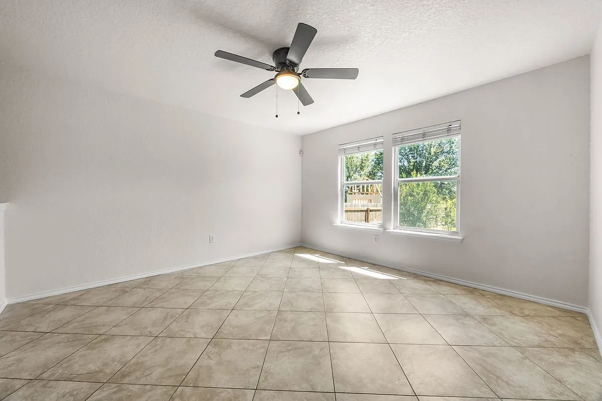 3 bed, 3.0 bath, 2308 sqft, $1,850 — Photo 4