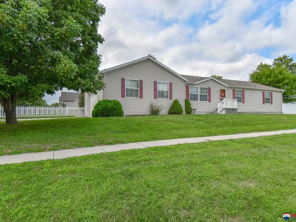 725 N Locust St, Wahoo, NE 68066