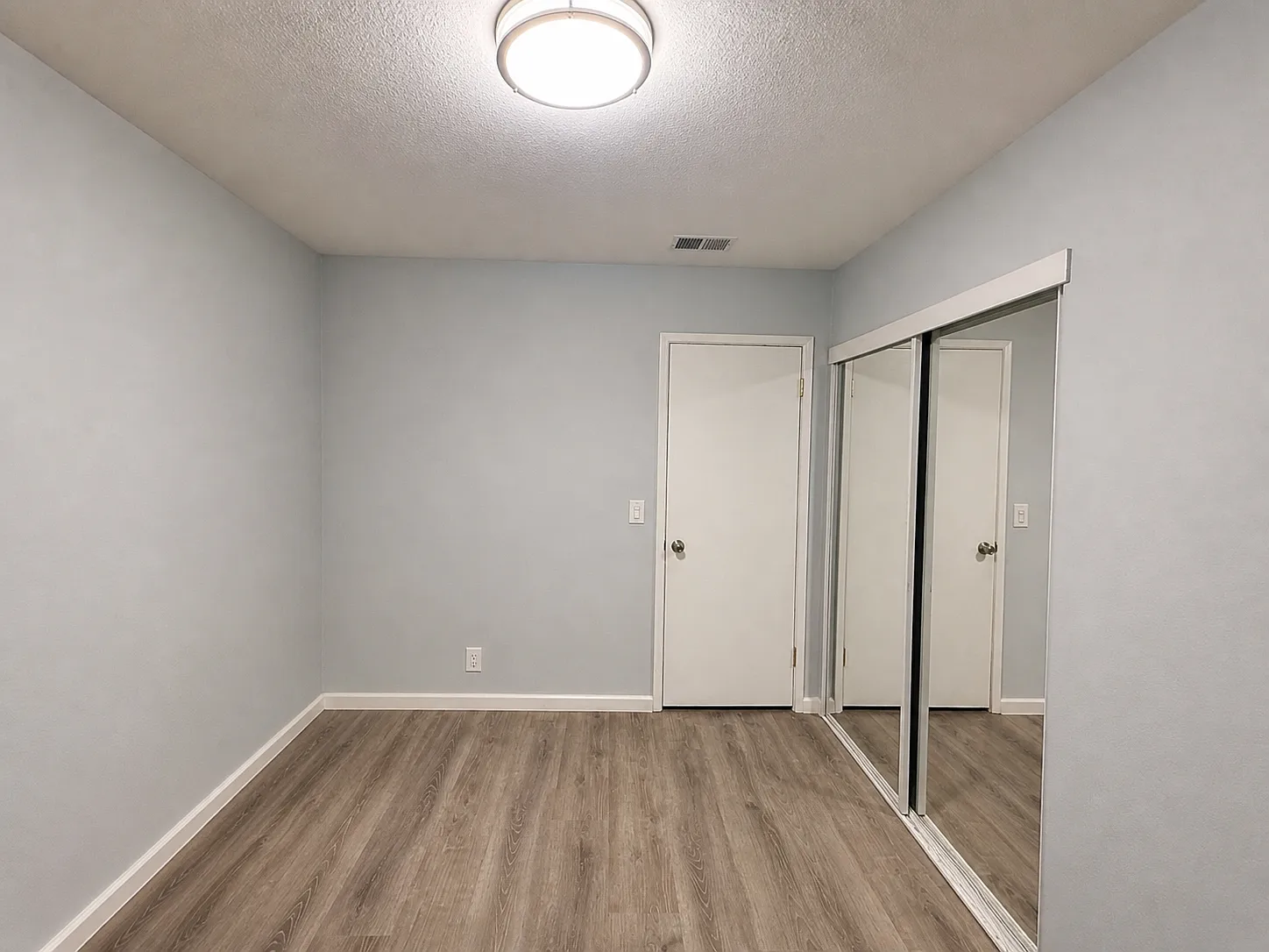 1 bed, 1.5 bath, 125 sqft, $1,200 — Photo 1