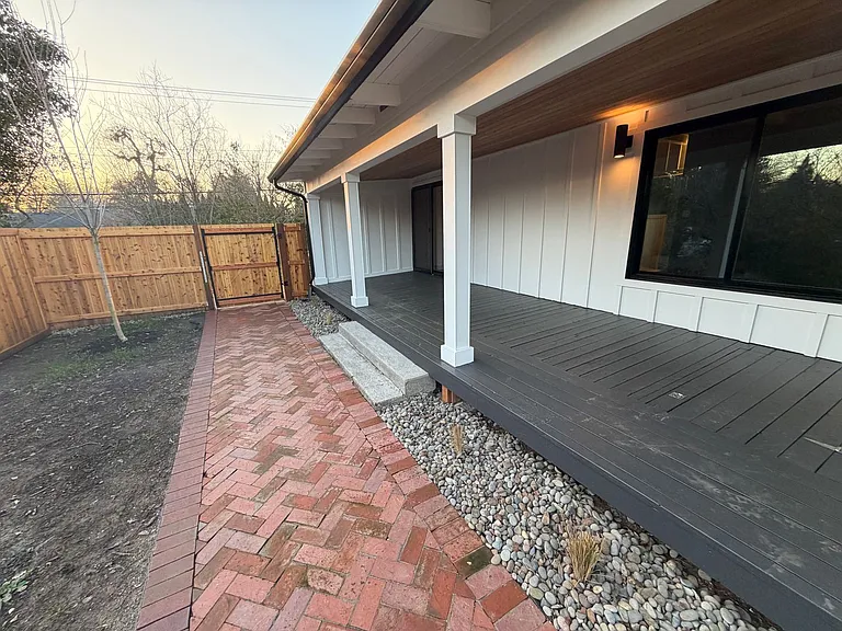 1045 Oakway Rd — Photo 7