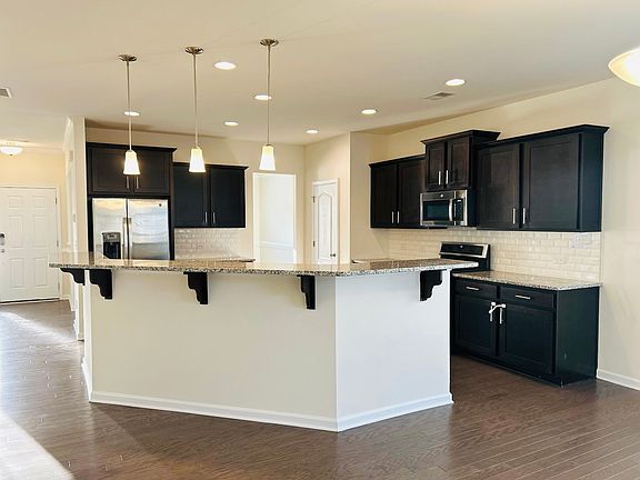 4th image of 6048 Cloverdale Dr