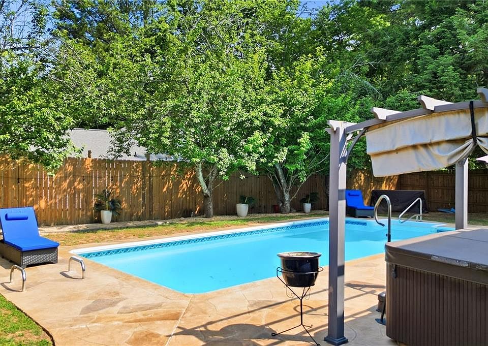1st image of 325 Ivy Mill Ct