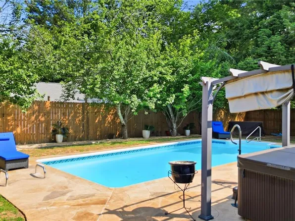 325 Ivy Mill Ct, Roswell, GA 30076