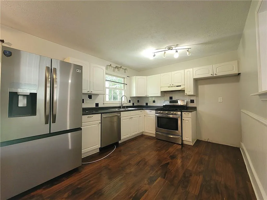 3 bed, 2.0 bath, 1824 sqft, $2,500 — Photo 3