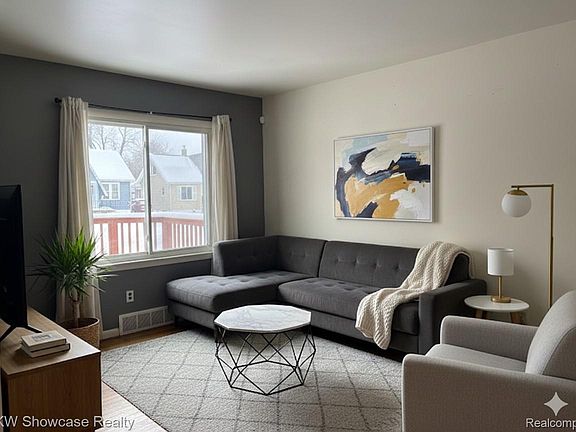 3rd image of 683 E Mansfield Ave