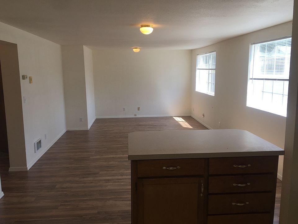 1st image of 105 E 8th St