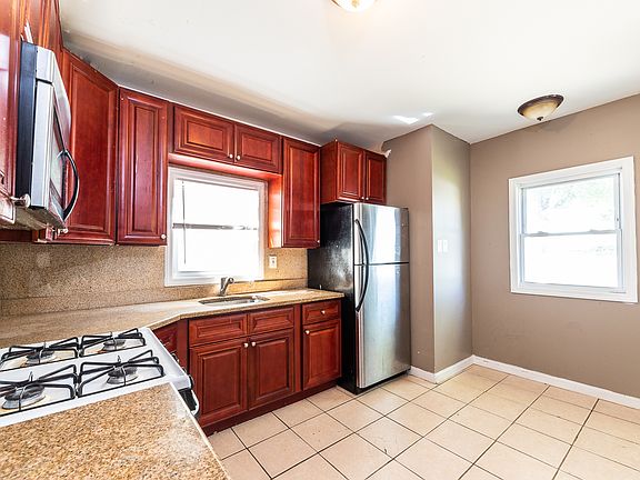 5th image of 11418 139th St