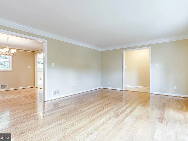 4894 Williamsburg Blvd — Photo 5