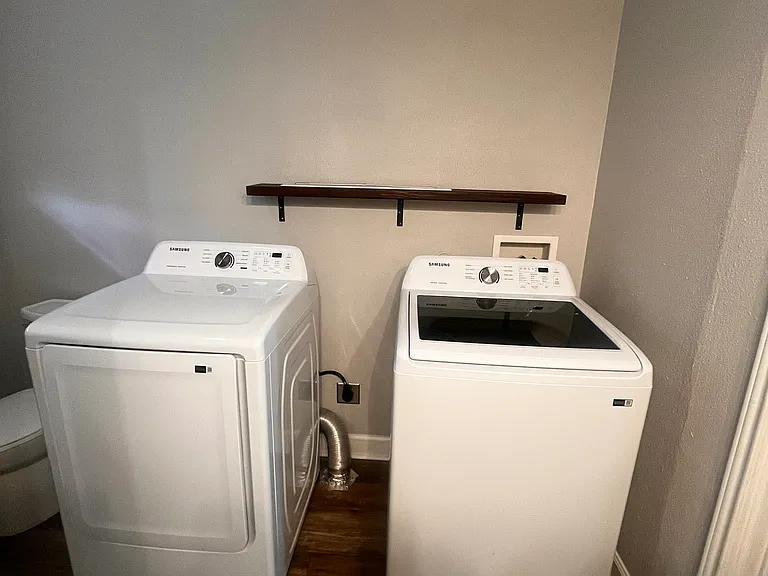 502 E Locust St — Photo 9