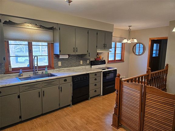 3rd image of 460 Elm Avenue W
