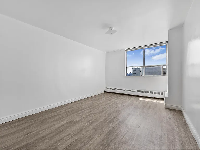 65 Thorncliffe Park Dr #1807 — Photo 14