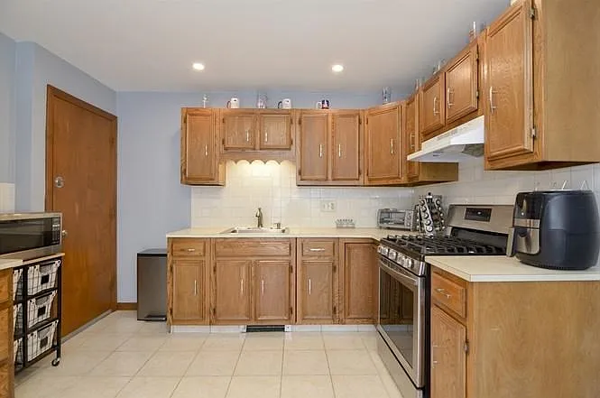 Building Photo - 181 Belmont St #2
