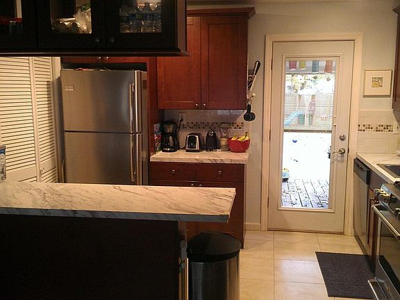 4th image of 1405 Stark St