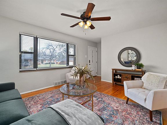 4th image of 4126 Rexford Dr