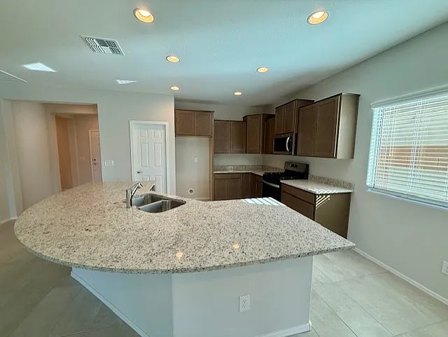 2926 N Coronado Dr — Photo 4