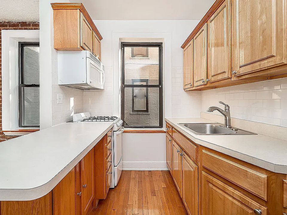 1st image of 21-70 Crescent St Unit D11