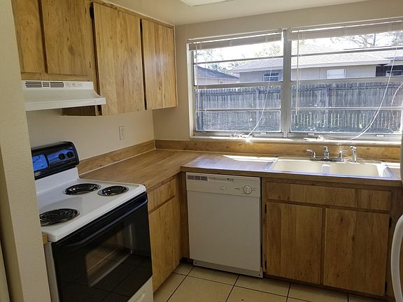 5th image of 2662 Surrey Dr