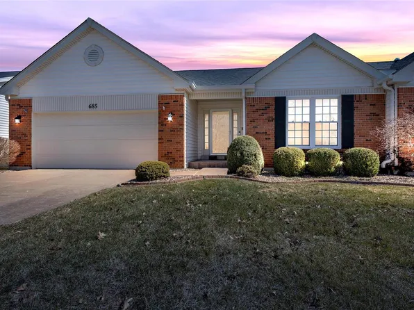 685 Hawk Run Dr, O'Fallon, MO 63368