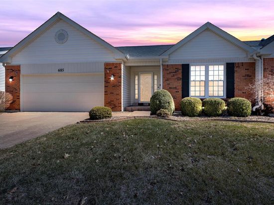 685 Hawk Run Dr, O'Fallon, MO 63368