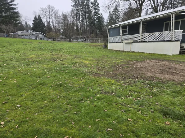 2085 Wolf Ln, Grants Pass, OR 97527