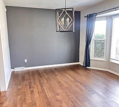 5th image of 504 NE Stonewall Dr