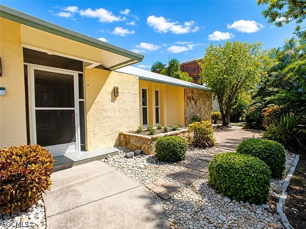 3 bed, 2.0 bath, 1893 sqft, $3,100 — Photo 3