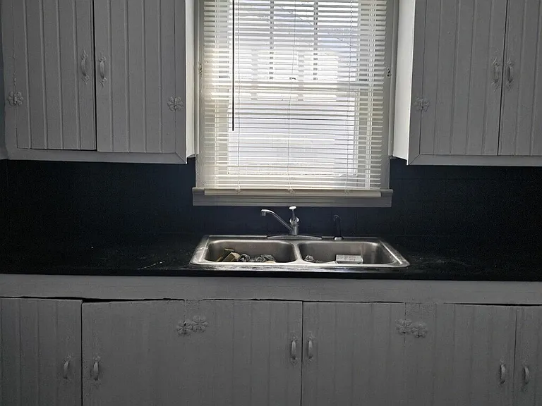 527 Maple St — Photo 3