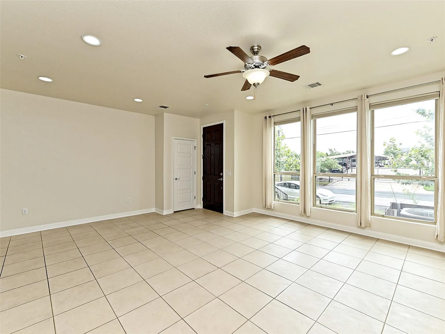 3 bed, 2.5 bath, 1623 sqft, $2,100 — Photo 4