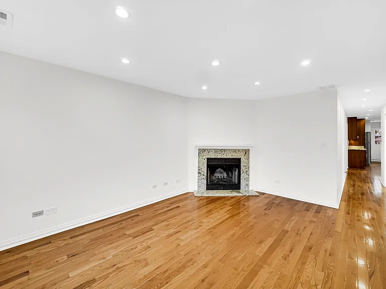 2218 W Augusta Blvd — Photo 17