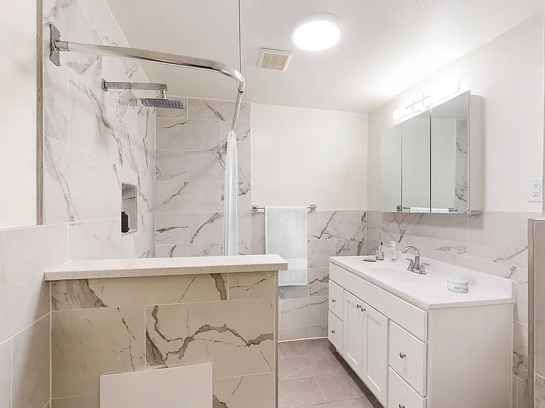 Carlton Apartments — Photo 16