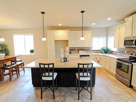 2nd image of 726 Pinnacle Dr