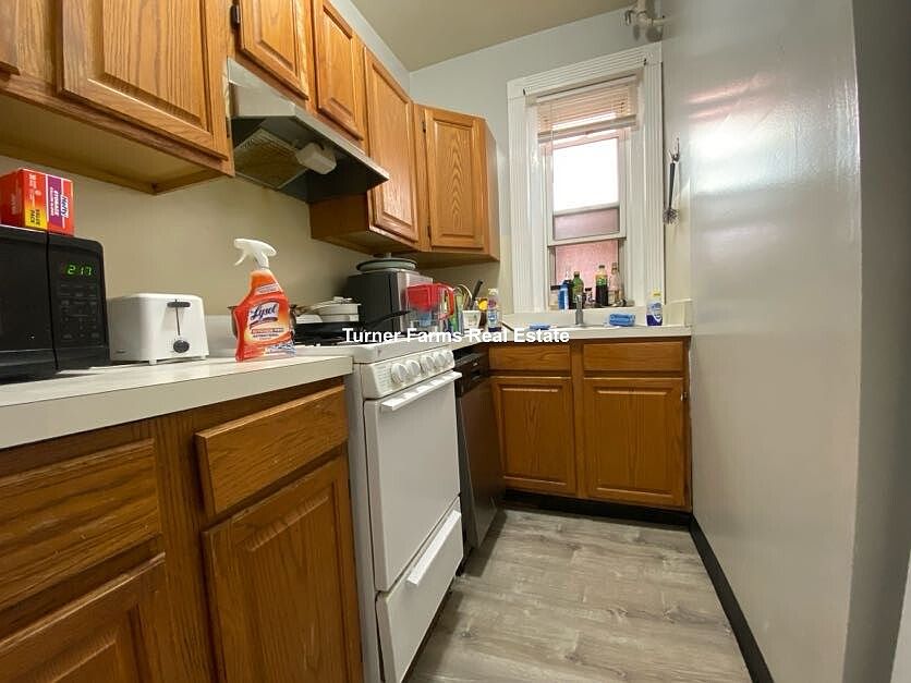 1st image of 463B Park Dr