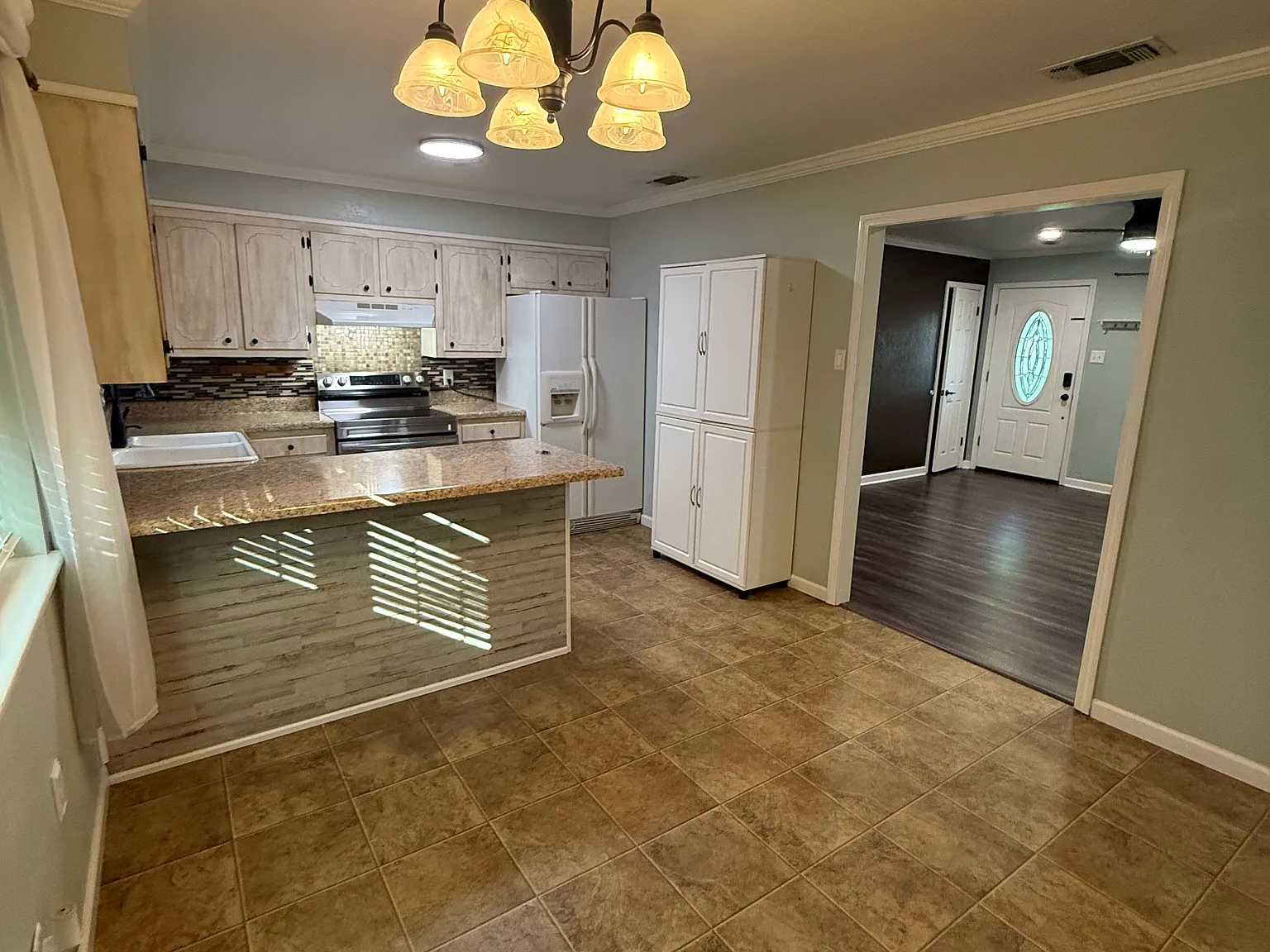 3 bed, 1375 sqft, $1,900 — Photo 4