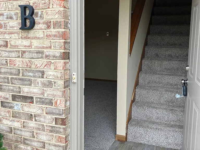 1520 Hawk Cir #B — Photo 2